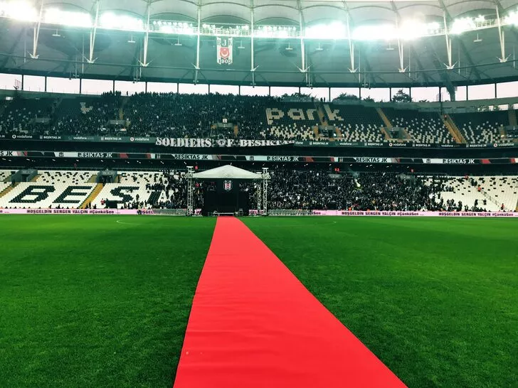 Vodafone Park'ta Sergen Yalçın'ın imza törenine taraftarlardan yoğun ilgi 5