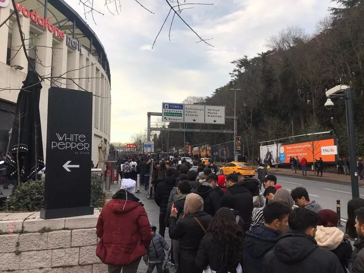 Vodafone Park'ta Sergen Yalçın'ın imza törenine taraftarlardan yoğun ilgi 8