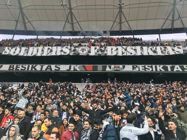 Vodafone Park'ta Sergen Yalçın'ın imza törenine taraftarlardan yoğun ilgi 9