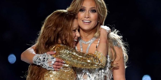 Jennifer Lopez ve Shakira sahne dansları ile Super Bowl'a damga vurdu