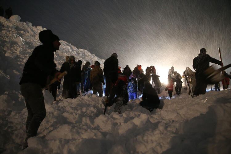 Van'da çığ altında kalan minibüse ulaşıldı 11