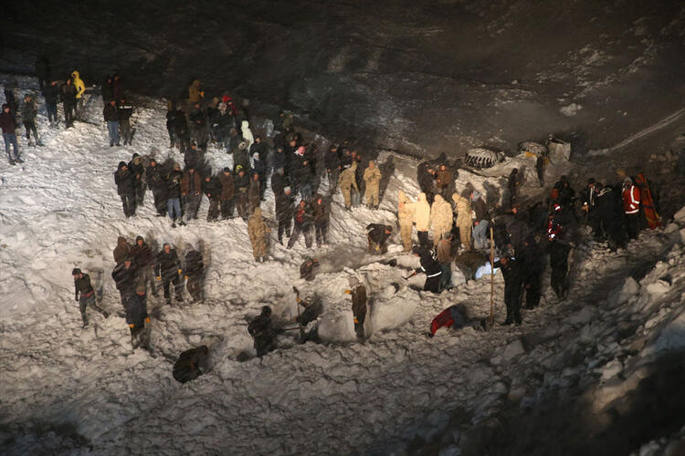 Van'da çığ altında kalan minibüse ulaşıldı 3