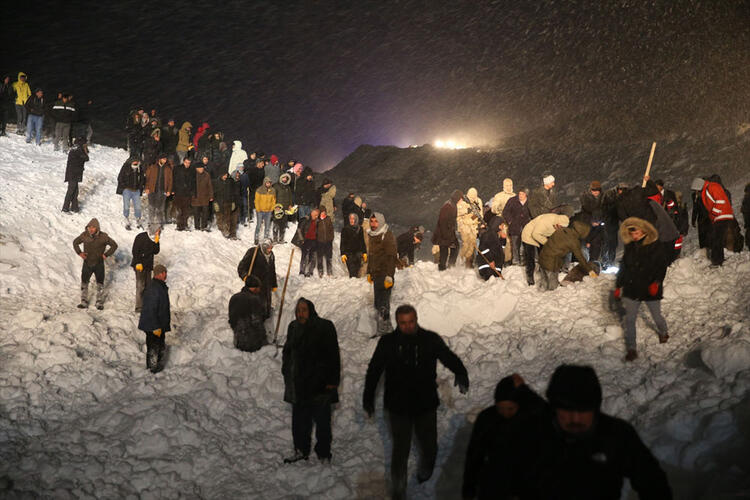 Van'da çığ altında kalan minibüse ulaşıldı 6