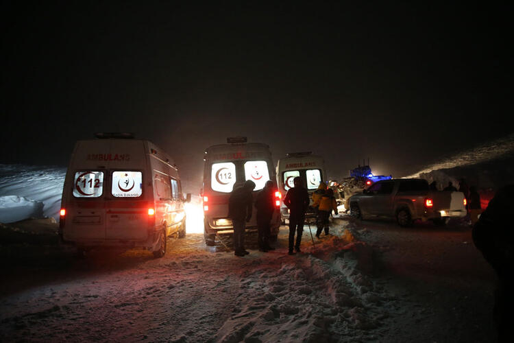 Van'da çığ altında kalan minibüse ulaşıldı 9