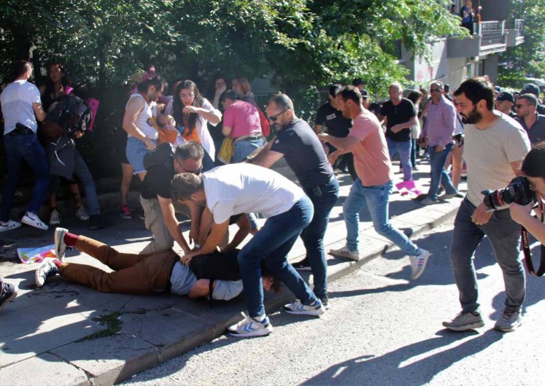 Ankara'da izinsiz LGBT yürüyüşü yapmak istediler! Polis ekipleri müdahale etti 6