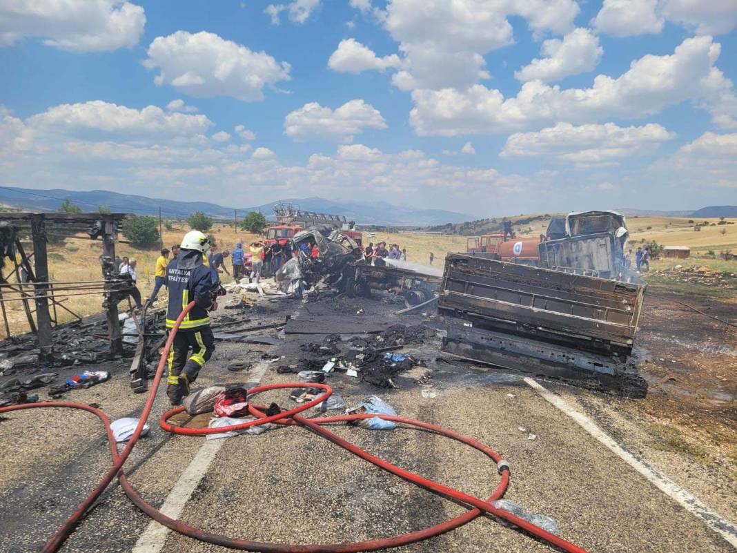 Antalya Korkuteli'nde feci kaza! Kamyon ve TIR çarpışma sonrası alev aldı: 3 kişi yanarak can verdi 11