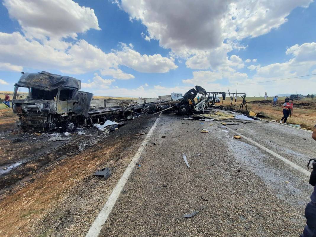 Antalya Korkuteli'nde feci kaza! Kamyon ve TIR çarpışma sonrası alev aldı: 3 kişi yanarak can verdi 10