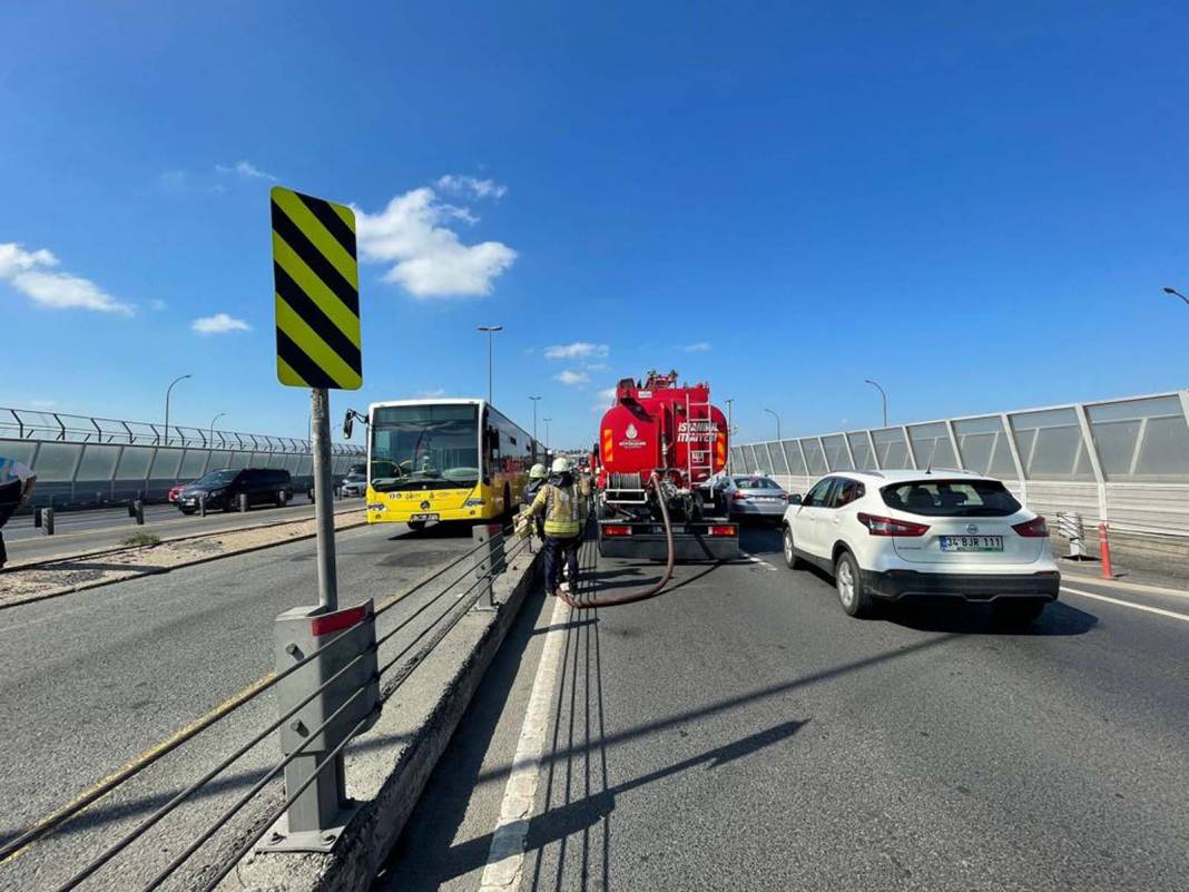 İstanbul'da korku dolu anlar! İETT otobüsünün motoru yandı: Yolcular kendini dışarı attı 8