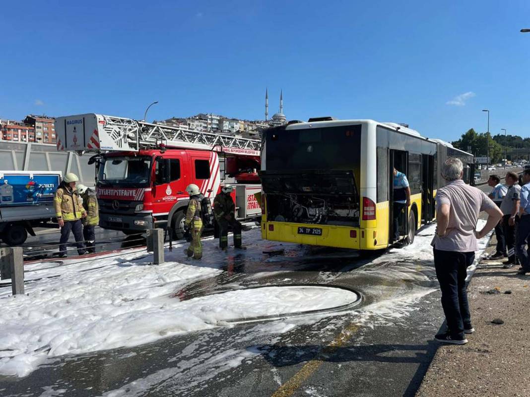 İstanbul'da korku dolu anlar! İETT otobüsünün motoru yandı: Yolcular kendini dışarı attı 7