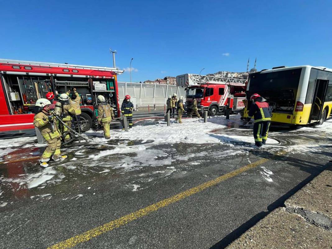 İstanbul'da korku dolu anlar! İETT otobüsünün motoru yandı: Yolcular kendini dışarı attı 4