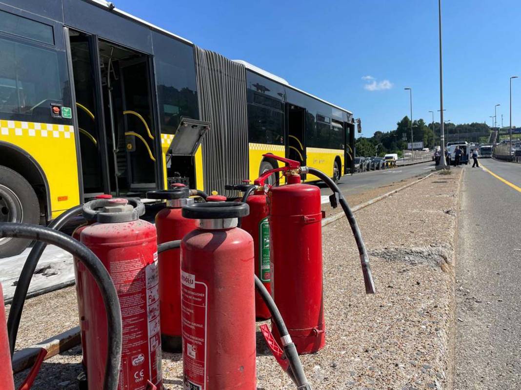 İstanbul'da korku dolu anlar! İETT otobüsünün motoru yandı: Yolcular kendini dışarı attı 5