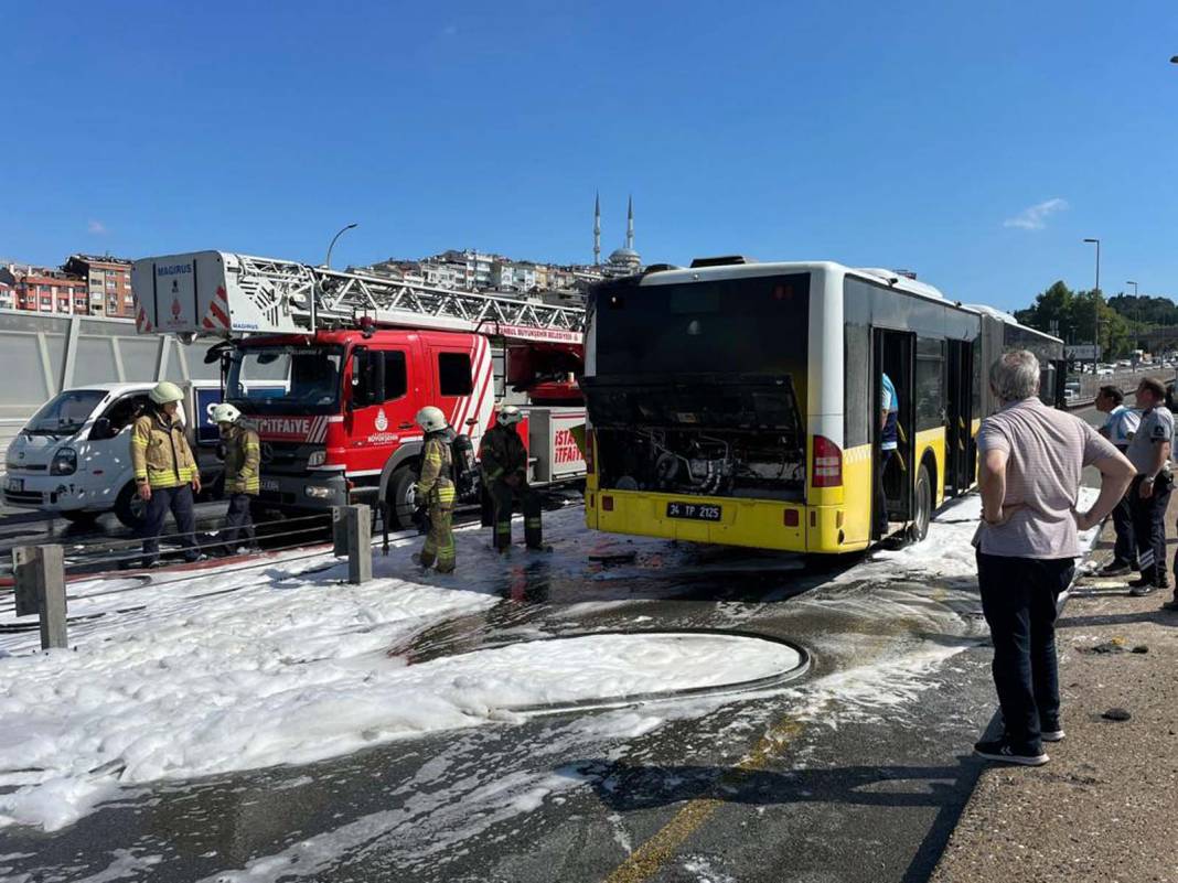 İstanbul'da korku dolu anlar! İETT otobüsünün motoru yandı: Yolcular kendini dışarı attı 6