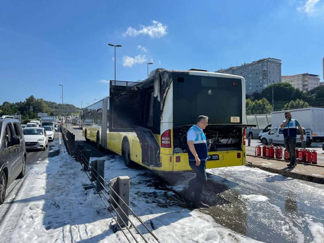 İstanbul'da korku dolu anlar! İETT otobüsünün motoru yandı: Yolcular kendini dışarı attı 3