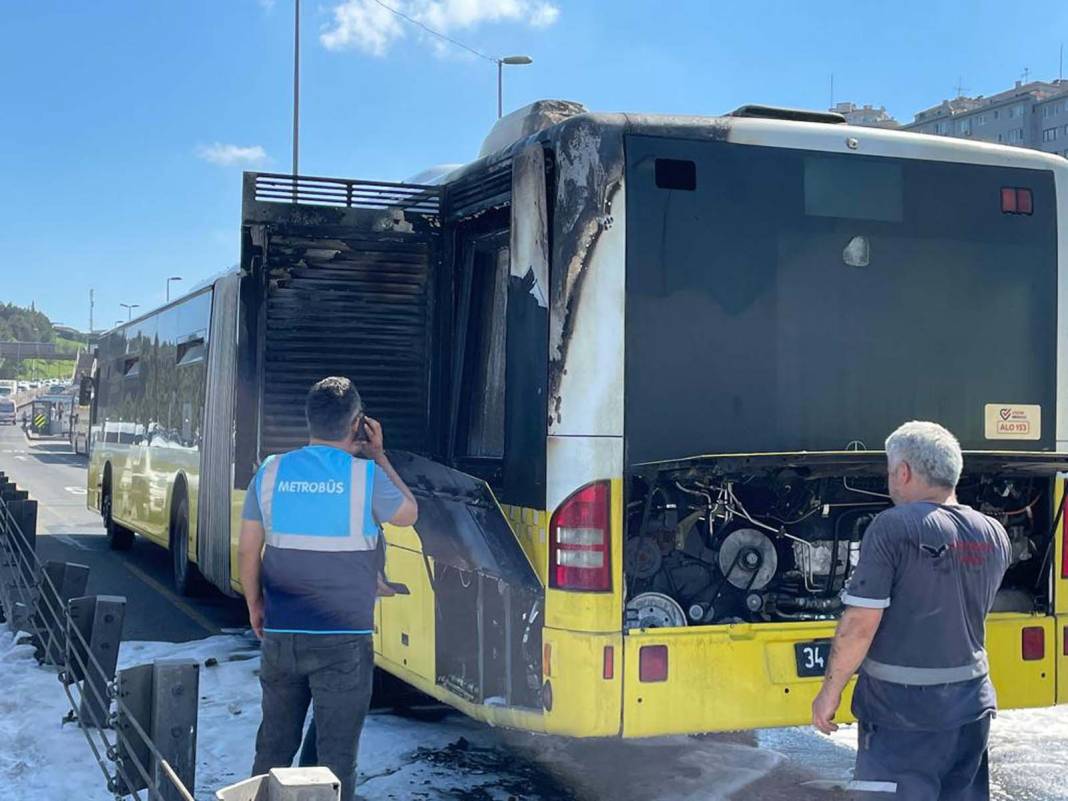 İstanbul'da korku dolu anlar! İETT otobüsünün motoru yandı: Yolcular kendini dışarı attı 2