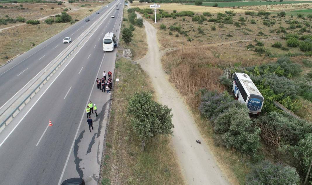 Çanakkale'de korku dolu anlar! Yolcu otobüsü yoldan çıktı, tarlaya girdi: 7 yaralı 5