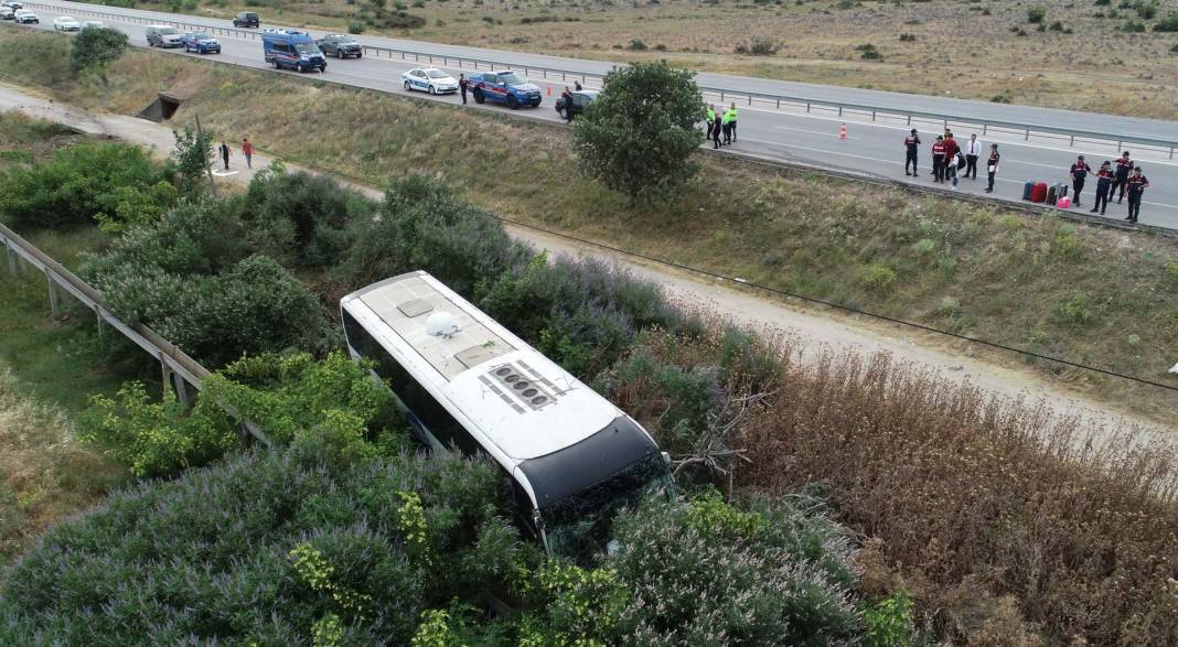 Çanakkale'de korku dolu anlar! Yolcu otobüsü yoldan çıktı, tarlaya girdi: 7 yaralı 3