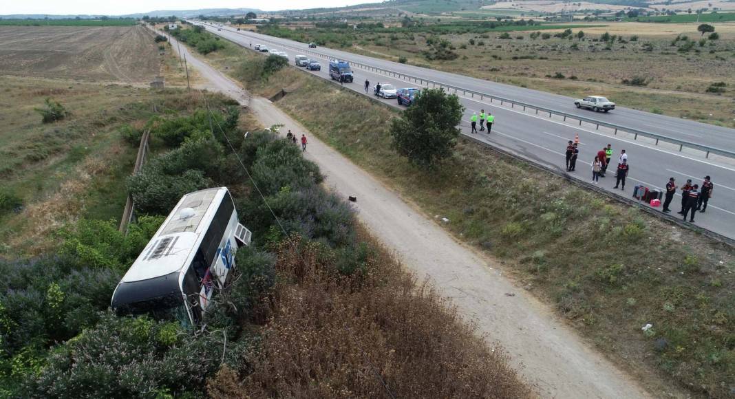 Çanakkale'de korku dolu anlar! Yolcu otobüsü yoldan çıktı, tarlaya girdi: 7 yaralı 1