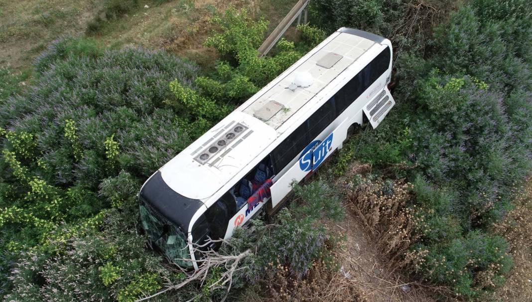 Çanakkale'de korku dolu anlar! Yolcu otobüsü yoldan çıktı, tarlaya girdi: 7 yaralı 2