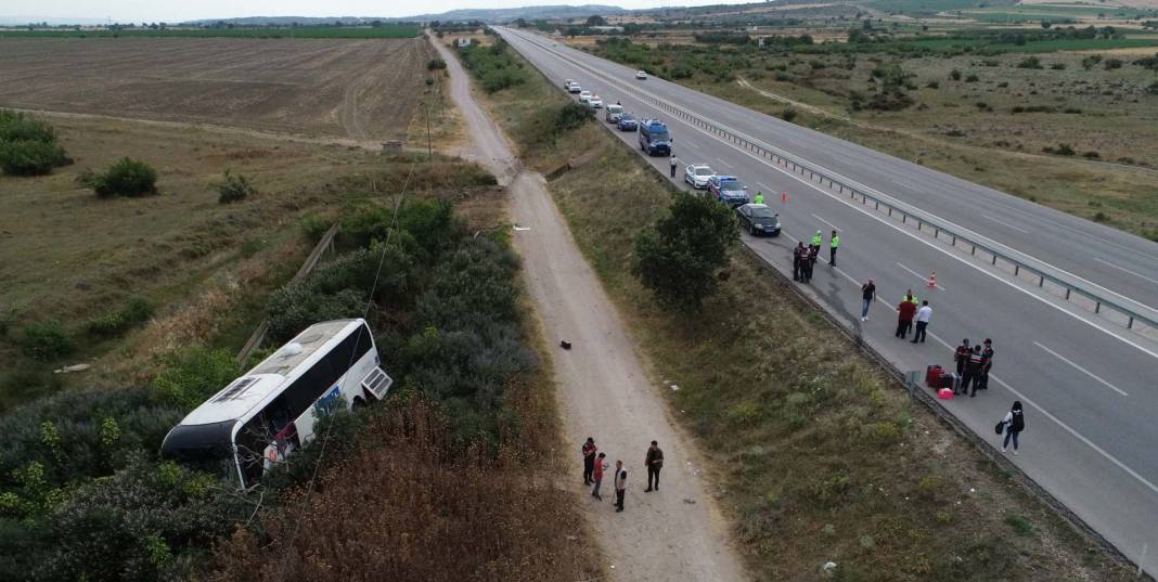 Çanakkale'de korku dolu anlar! Yolcu otobüsü yoldan çıktı, tarlaya girdi: 7 yaralı 4