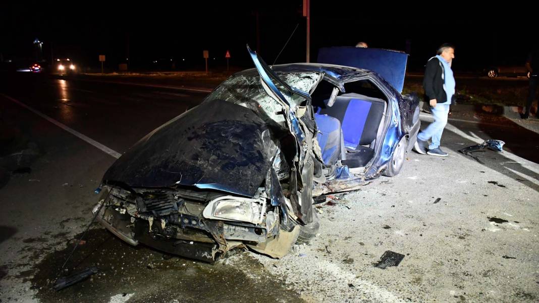 Sivas'ta feci kaza! İki otomobil kafa kafaya çarpıştı: 1 ölü, 2'si ağır 9 yaralı 4