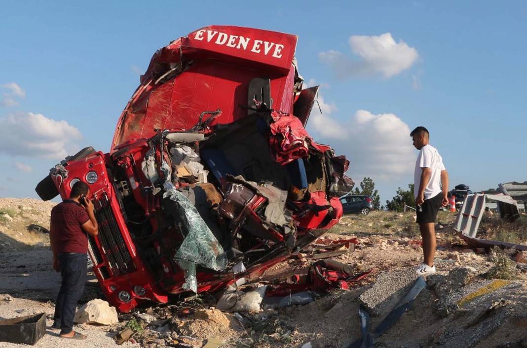 Mersin'deki ölüm virajında feci kaza! Nakliye kamyonu şarampole uçtu: 4 kişi hayatını kaybetti 3