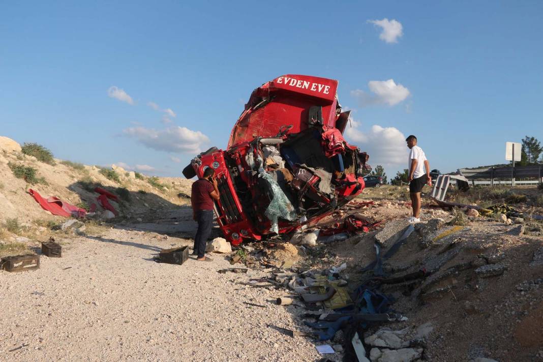 Mersin'deki ölüm virajında feci kaza! Nakliye kamyonu şarampole uçtu: 4 kişi hayatını kaybetti 5