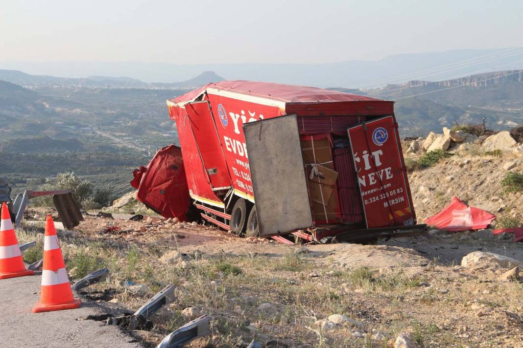 Mersin'deki ölüm virajında feci kaza! Nakliye kamyonu şarampole uçtu: 4 kişi hayatını kaybetti 2