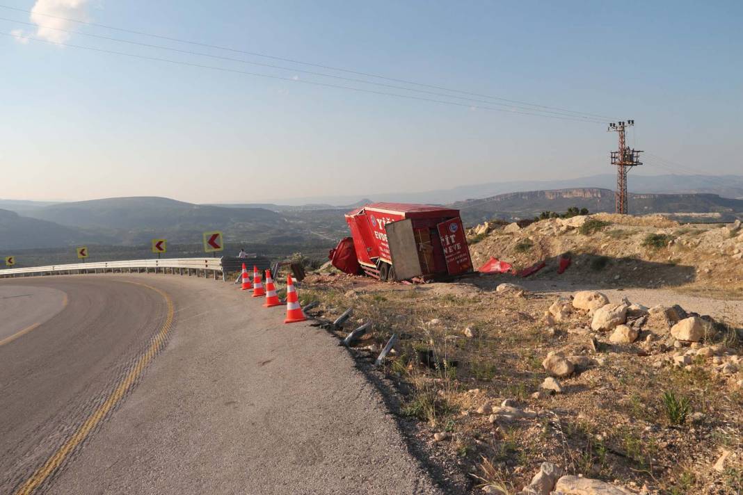 Mersin'deki ölüm virajında feci kaza! Nakliye kamyonu şarampole uçtu: 4 kişi hayatını kaybetti 4