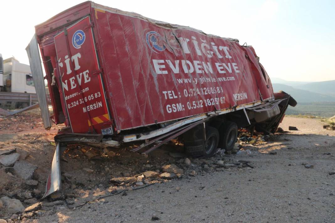 Mersin'deki ölüm virajında feci kaza! Nakliye kamyonu şarampole uçtu: 4 kişi hayatını kaybetti 1