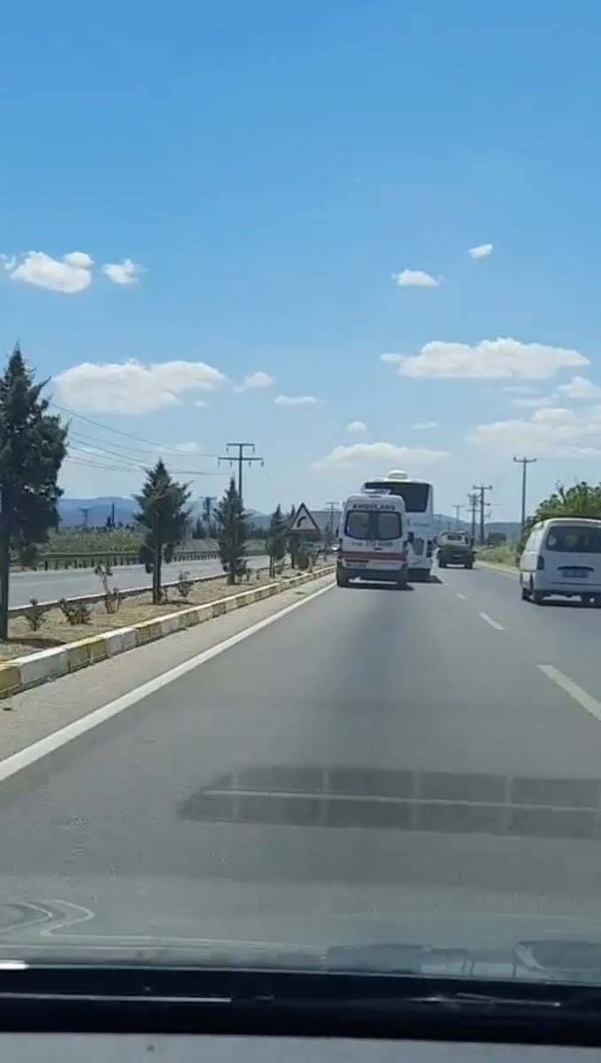 Balıkesir Edremit'te tepki çeken olay! Yolcu otobüsü, ambulansa yol vermedi 4