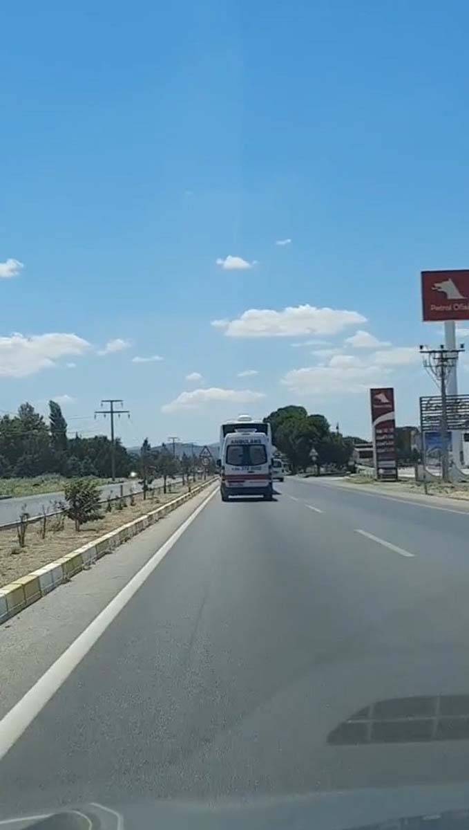 Balıkesir Edremit'te tepki çeken olay! Yolcu otobüsü, ambulansa yol vermedi 3