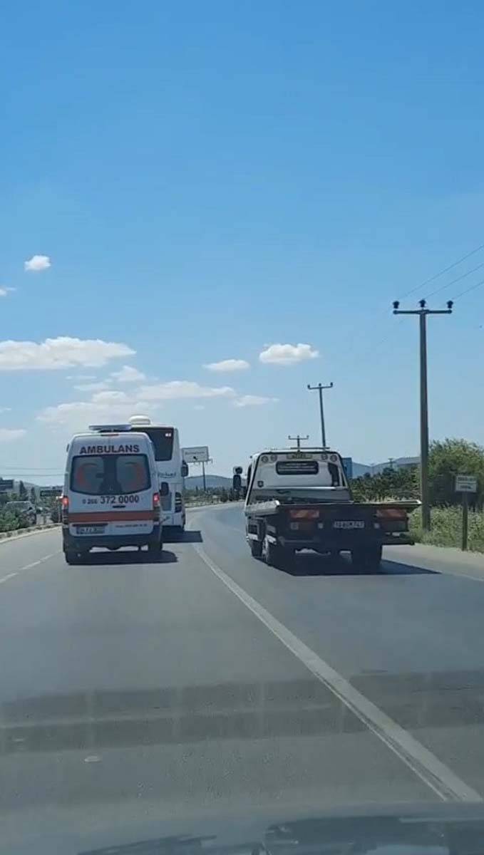 Balıkesir Edremit'te tepki çeken olay! Yolcu otobüsü, ambulansa yol vermedi 5