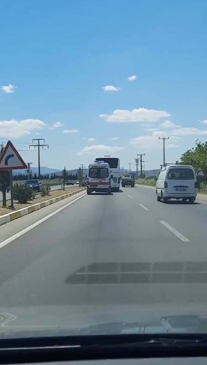 Balıkesir Edremit'te tepki çeken olay! Yolcu otobüsü, ambulansa yol vermedi 2