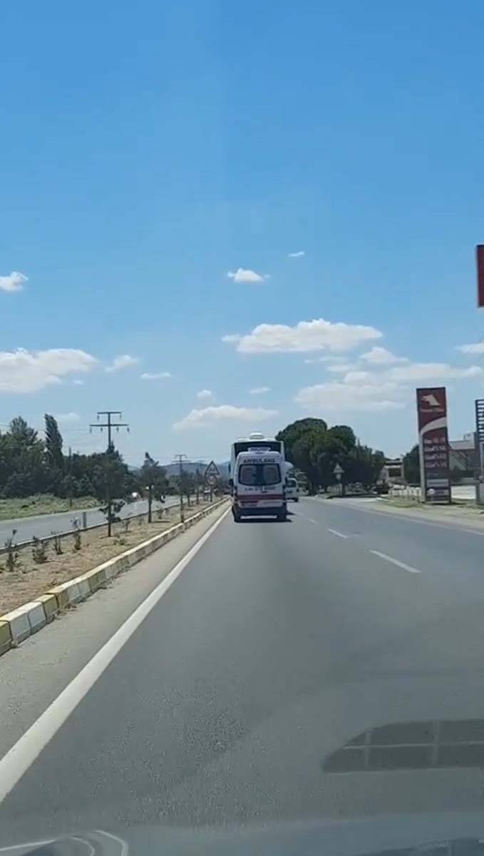 Balıkesir Edremit'te tepki çeken olay! Yolcu otobüsü, ambulansa yol vermedi 1