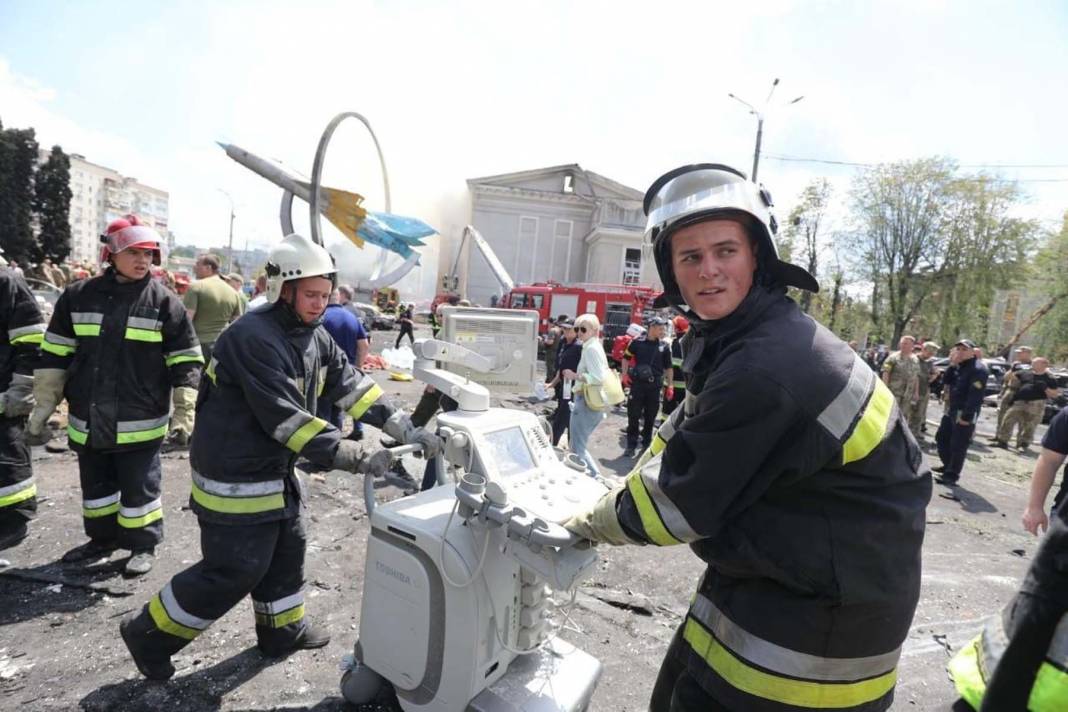 Rusya'dan Ukrayna'ya kanlı füze saldırısı: 20 kişi öldü, 52 kişi yaralandı! " Rusya,Ukraynalı çocukları öldürüyor" 2