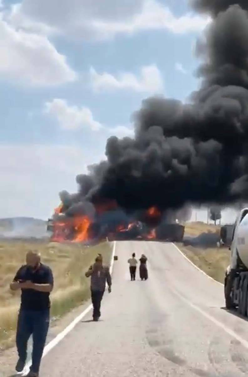 Antalya Korkuteli'nde feci kaza! Kamyon ve TIR çarpışma sonrası alev aldı: 3 kişi yanarak can verdi 9