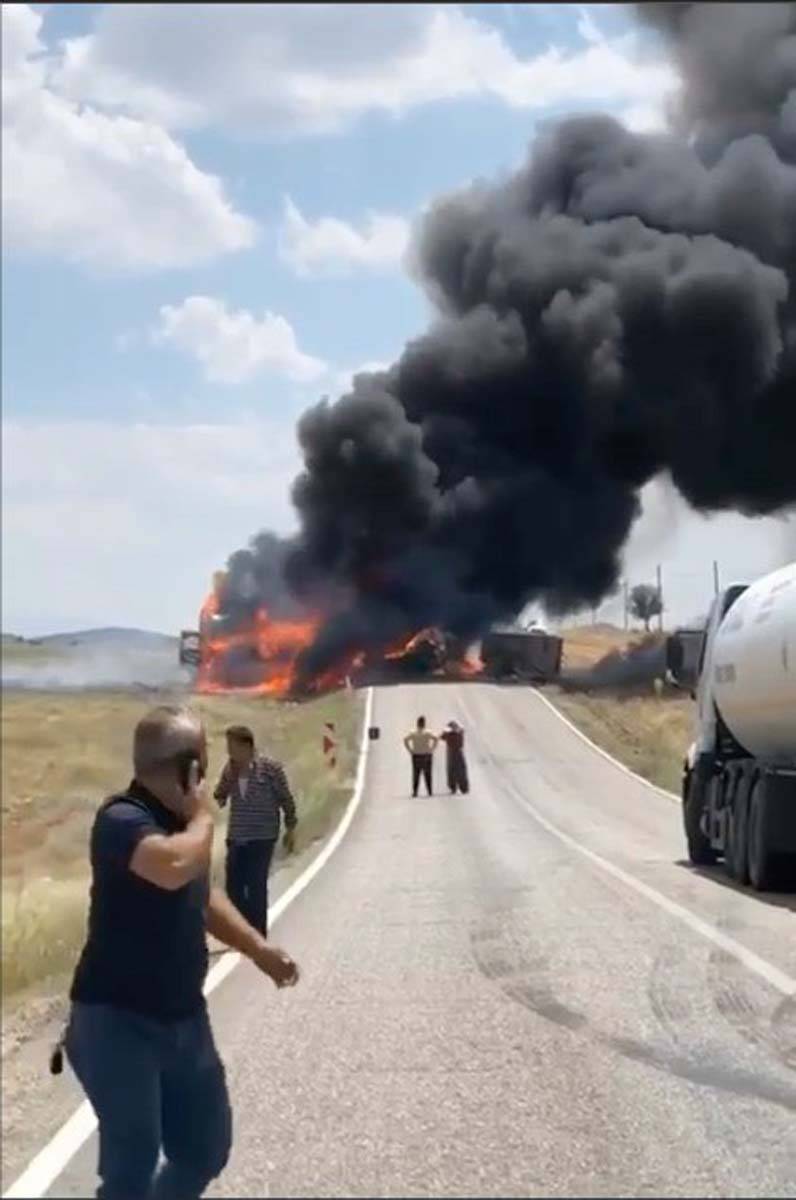 Antalya Korkuteli'nde feci kaza! Kamyon ve TIR çarpışma sonrası alev aldı: 3 kişi yanarak can verdi 8