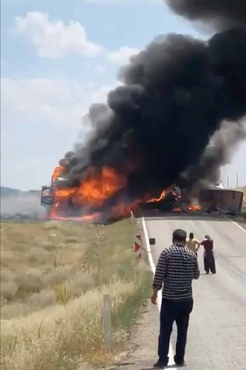 Antalya Korkuteli'nde feci kaza! Kamyon ve TIR çarpışma sonrası alev aldı: 3 kişi yanarak can verdi 6