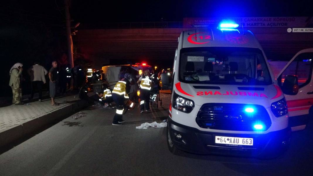 Uşak Ulubey'de feci kaza! İşçileri taşıyan minibüs devrildi: 1 ölü, 3'ü ağır 14 yaralı 11