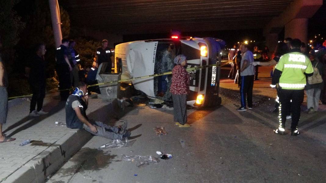 Uşak Ulubey'de feci kaza! İşçileri taşıyan minibüs devrildi: 1 ölü, 3'ü ağır 14 yaralı 8