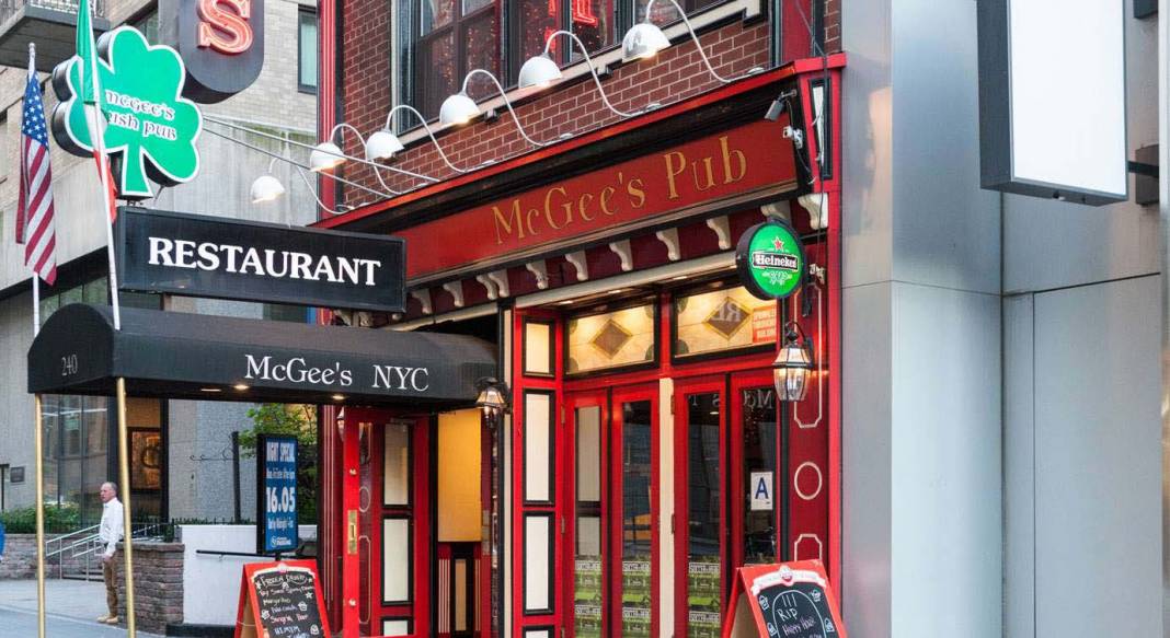 The Central Perk'te kahve, McLaren's Pub'da bira içmek isteyen dizikoliklerin gerçekten gidebilecekleri 5 ikonik dizi-film mekanı! 4