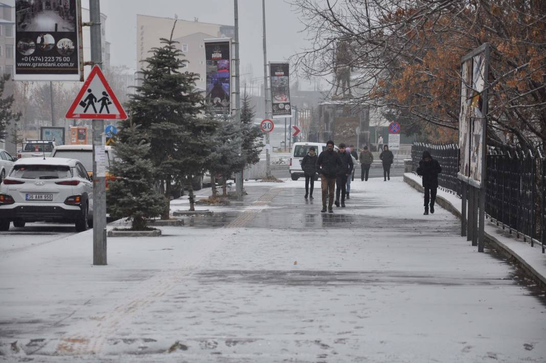 Kışçıların gözleri yollardaydı! Mevsimin ilk karı düştü, kent beyaza büründü! 5