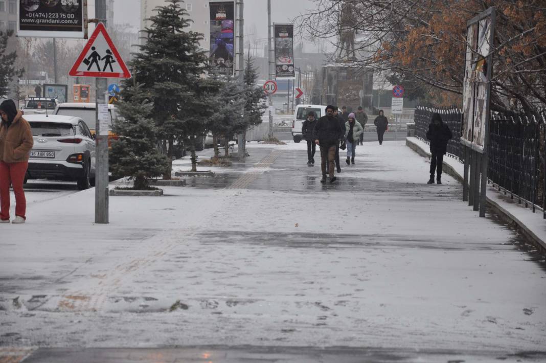 Kışçıların gözleri yollardaydı! Mevsimin ilk karı düştü, kent beyaza büründü! 6