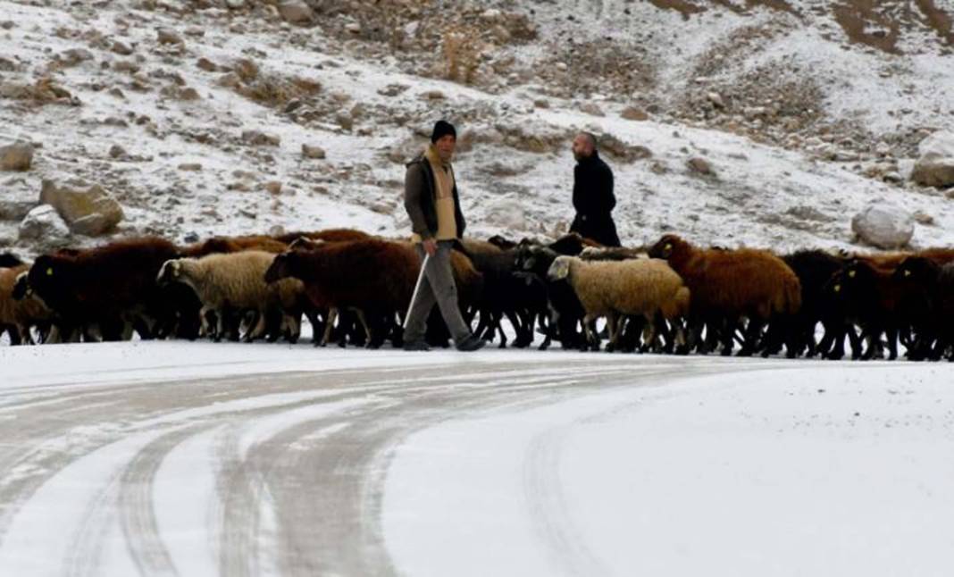 Kışçıların gözleri yollardaydı! Mevsimin ilk karı düştü, kent beyaza büründü! 4