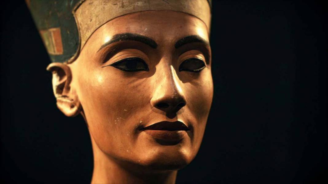 Güzelliğiyle tüm dünyaya nam salmış, kadınlığın en güzel tasviri olarak kabul edilen Kraliçe Nefertiti hakkında bilinmeyenler! 3