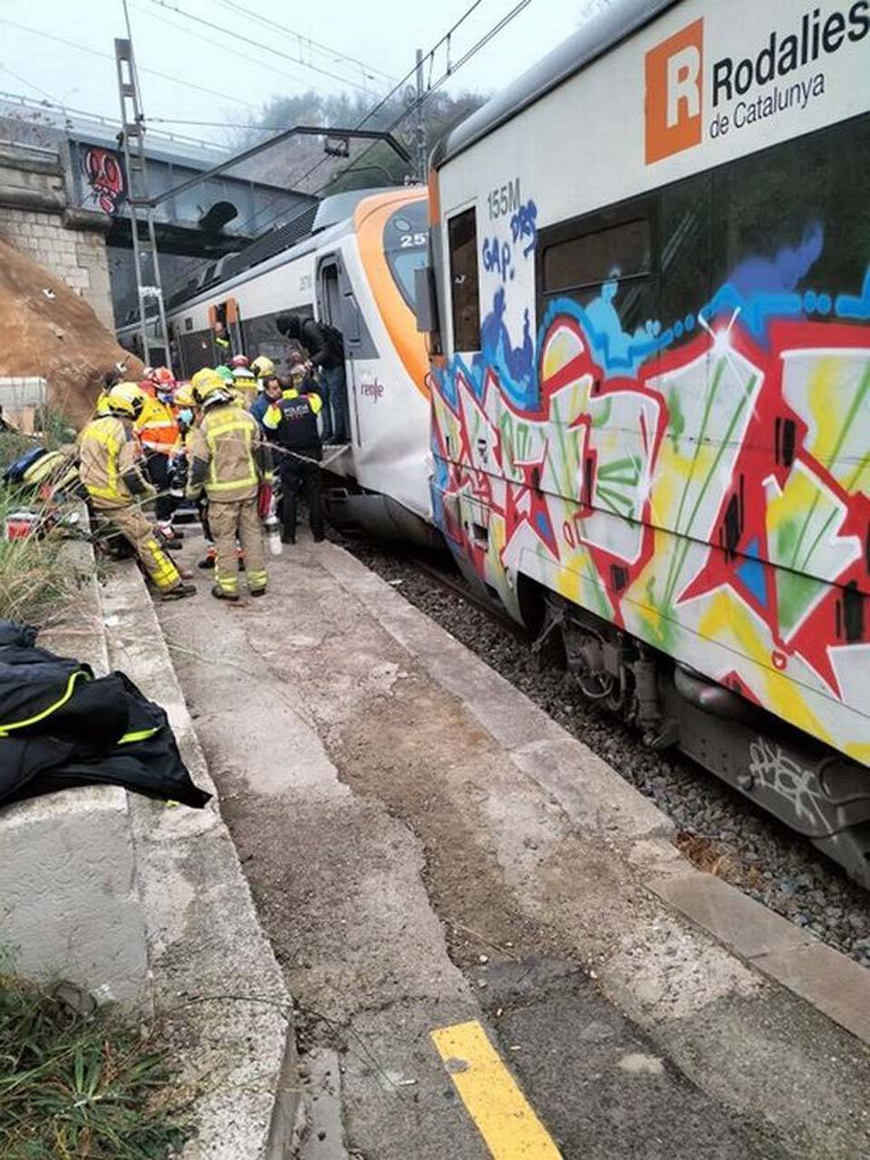 İspanya'da facianın eşiğinden dönüldü! Aynı yöne giden iki tren çarpıştı: 100'den fazla yaralı 2