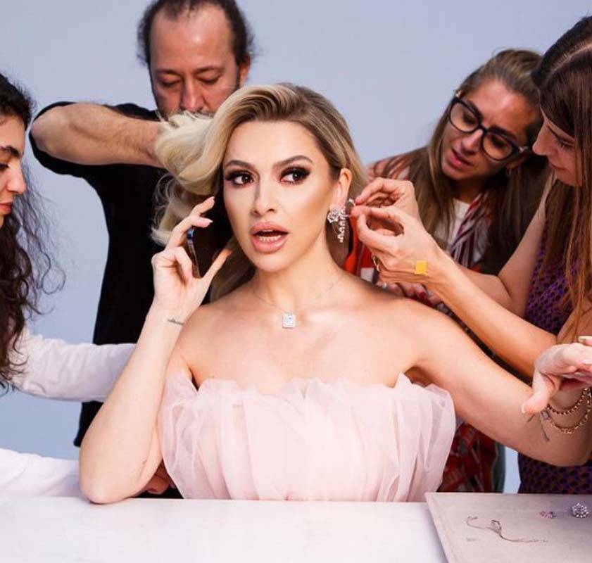 Ünlü şarkıcı Hadise pembe takımıyla Instagram'ı kavurdu! Derin göğüs dekoltesi abartılı bulundu, "Çok kapalı olmuş biraz daha aç" yorumlarından kaçamadı! 2