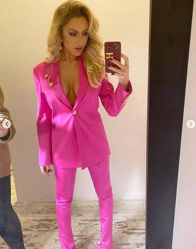 Ünlü şarkıcı Hadise pembe takımıyla Instagram'ı kavurdu! Derin göğüs dekoltesi abartılı bulundu, "Çok kapalı olmuş biraz daha aç" yorumlarından kaçamadı! 4