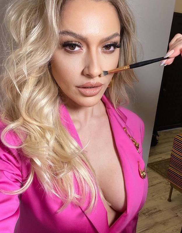 Ünlü şarkıcı Hadise pembe takımıyla Instagram'ı kavurdu! Derin göğüs dekoltesi abartılı bulundu, "Çok kapalı olmuş biraz daha aç" yorumlarından kaçamadı! 5