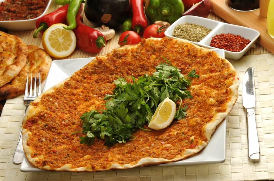 Lahmacunu birde böyle deneyin! Bu lahmacun tarifi MasterChef'leri bile kıskandırdı... Her gün yapmak isteyeceksiniz 1